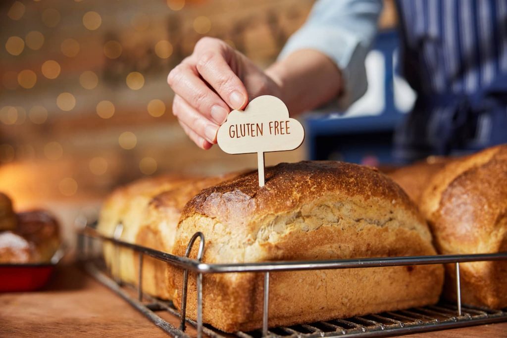 พนักงานนำป้าย Gluten Free มาไว้บนขนมปังที่มีกลูเตน