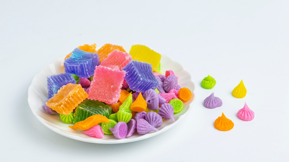 วุ้นกรอบเตรียมพร้อมรอรับประทาน หลังเก็บรักษาในตู้เย็น 